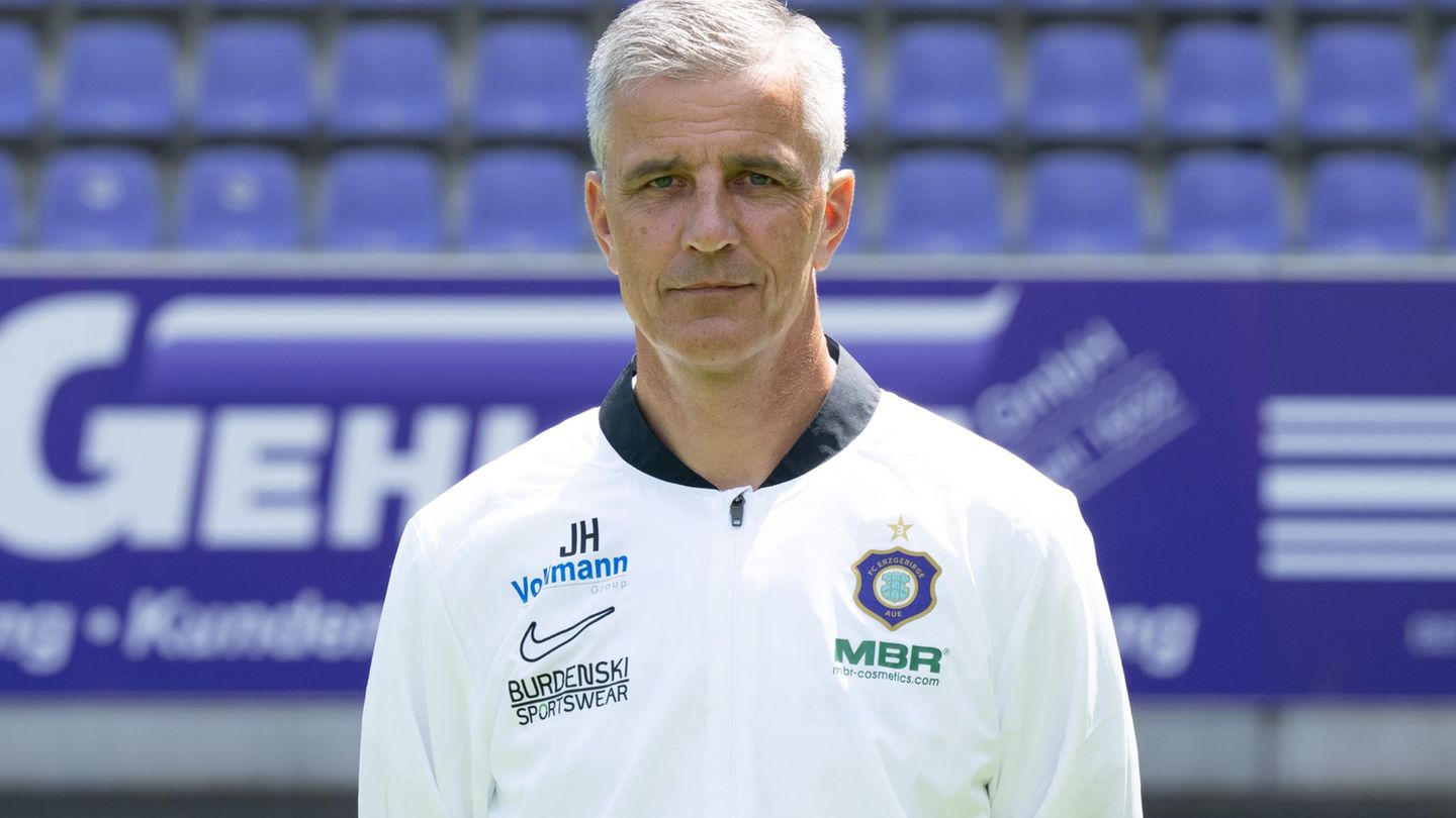 Jens Härtel, Cheftrainer des FC Erzgebirge Aue, steht mächtig unter Druck. (Archivbild) Foto: Sebastian Kahnert/dpa