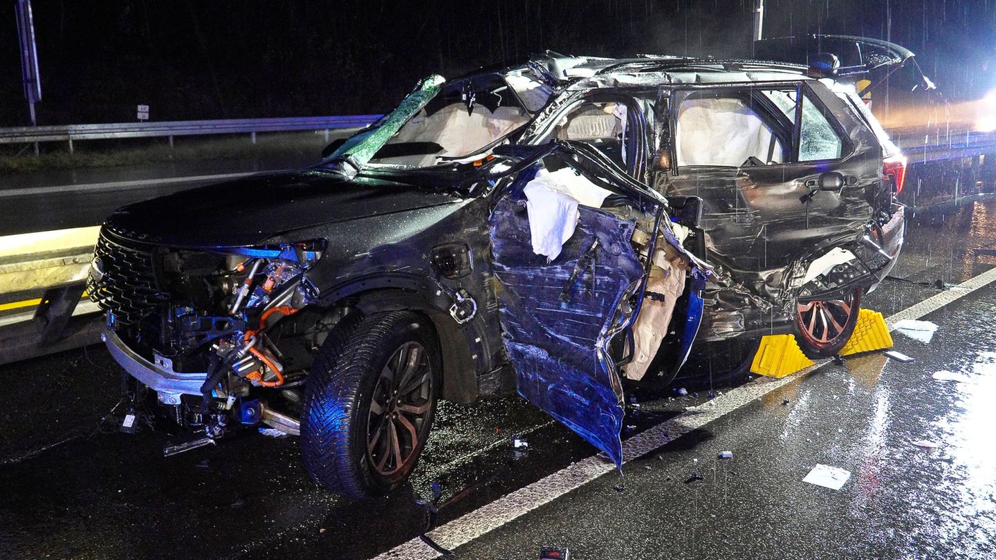 Bei einem Unfall auf der A8 starben in diesem Auto ein Vater und seine 13-jährige Tochter. Foto: Thorsten Kremers/dpa