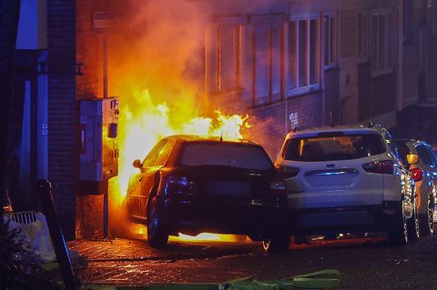 Nach einem Unfall in Wuppertal fangen ein Auto und ein Stromkasten Feuer. Foto: Matthi Rosenkranz/BlaulichtRheinlandNRW /dpa