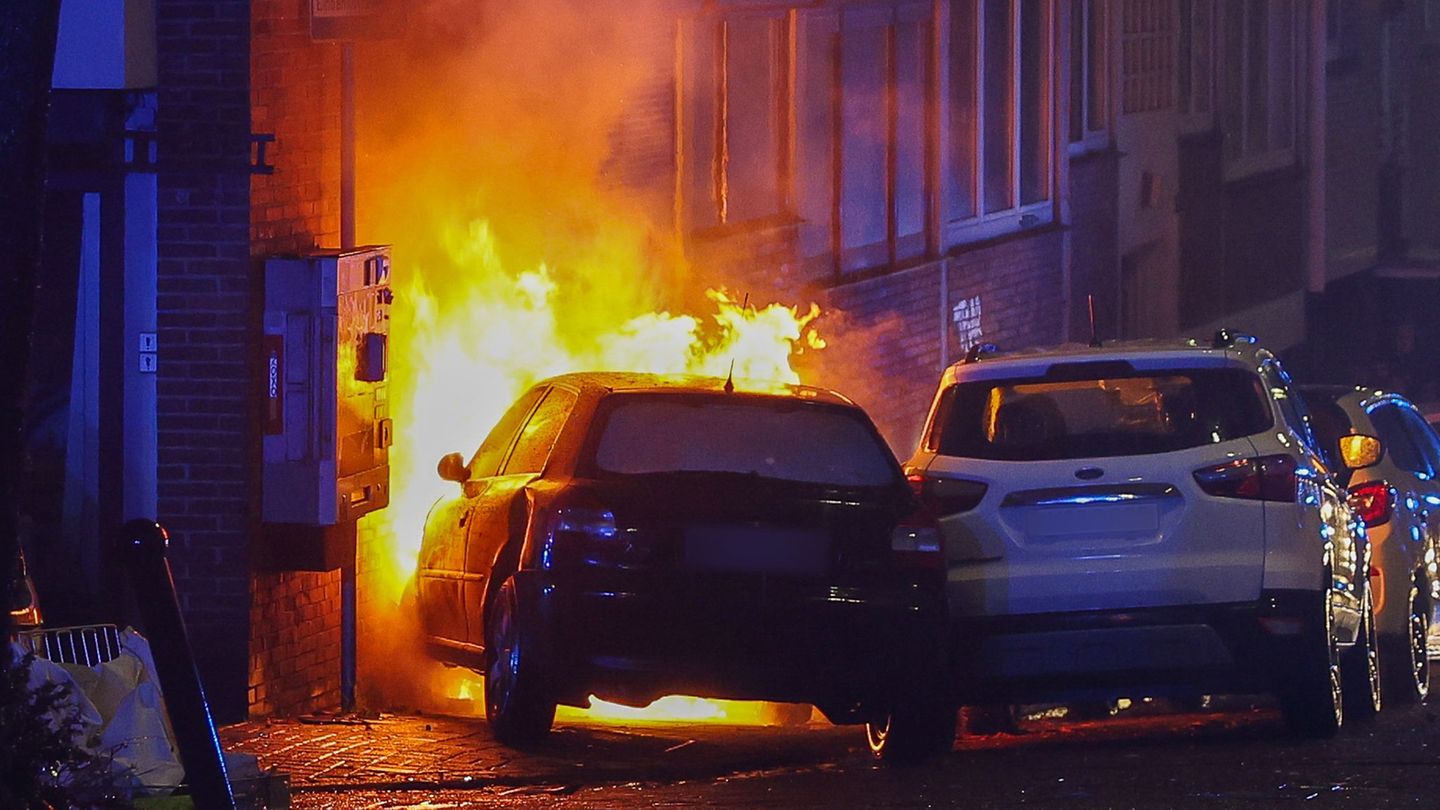 Nach einem Unfall in Wuppertal fangen ein Auto und ein Stromkasten Feuer. Foto: Matthi Rosenkranz/BlaulichtRheinlandNRW /dpa