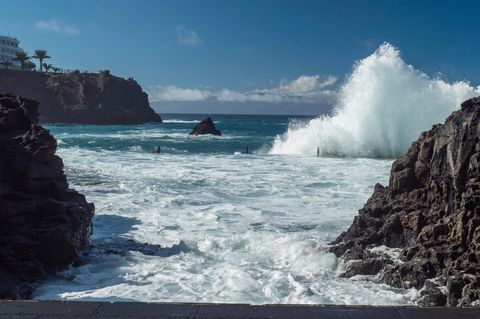 Eine Welle brandet am Charco de Isla Cangrejo auf Teneriffa meterhoch