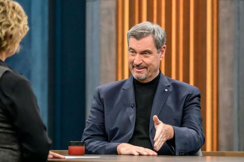 Markus Söder sitzt bei Caren Miosga und gestikuliert dabei lächelnd