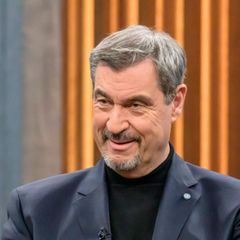 Markus Söder sitzt bei Caren Miosga und gestikuliert dabei lächelnd