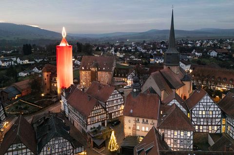 Hessens Weihnachtsmärkte bieten viele Besonderheiten für Besucherinnen und Besucher. (Archivbild) Foto: Boris Roessler/dpa