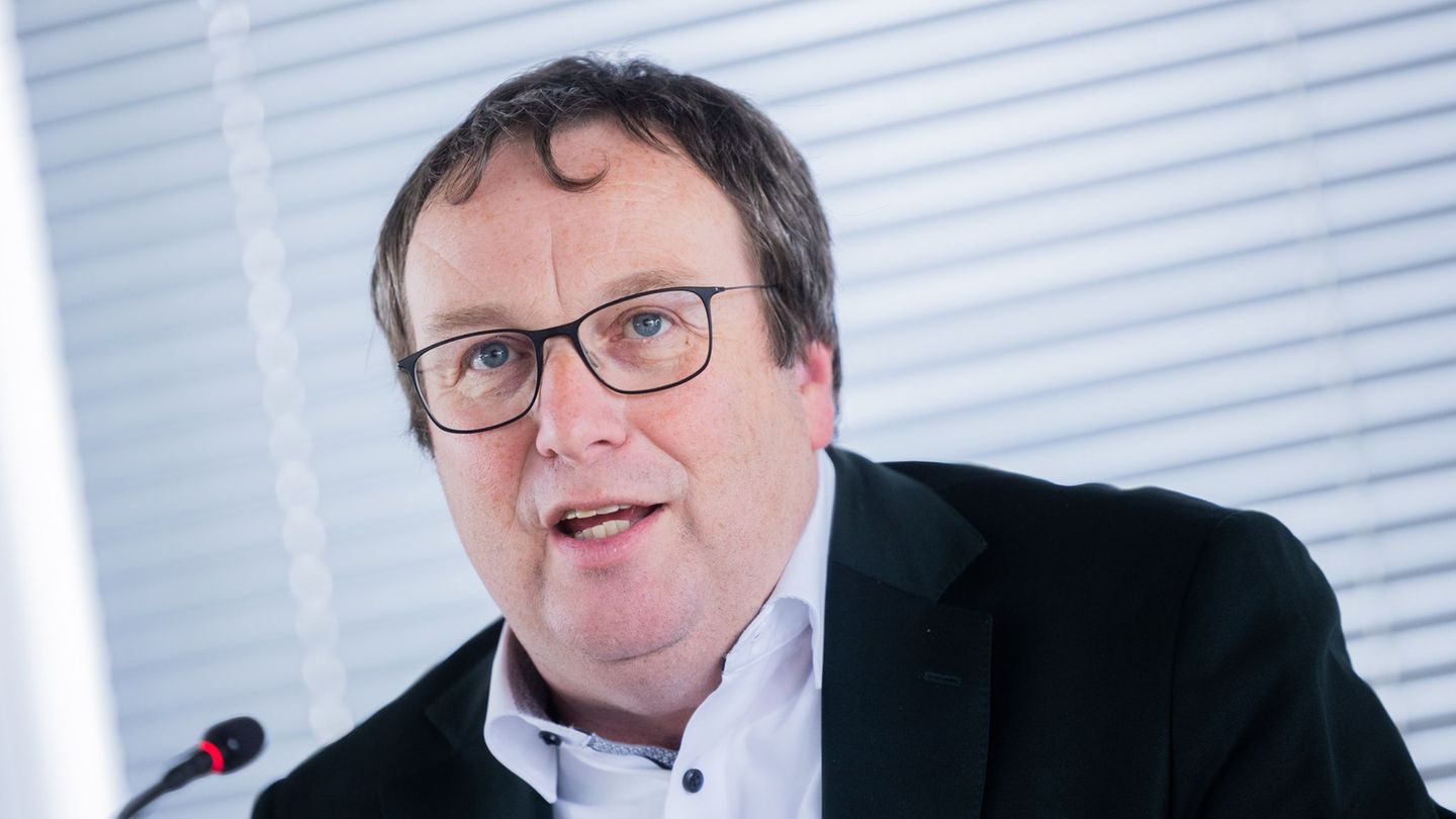 "Das ist die gute Nachricht für alle Fahrgäste", sagt NRW-Verkehrsminister Oliver Krischer (Grüne). (Archivbild) Foto: Rolf Venn