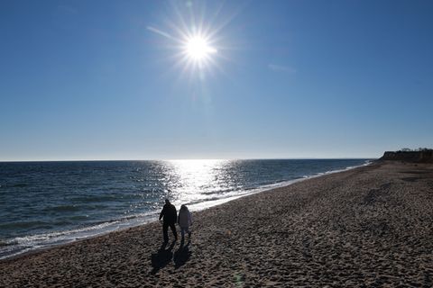 An der schleswig-holsteinischen Küste kann man bei einem Strandspaziergang dem Silvestertrubel entgehen. (Archivbild) Foto: Chri