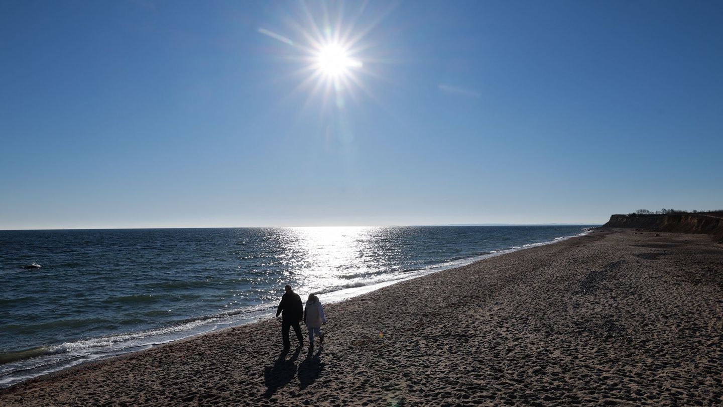 An der schleswig-holsteinischen Küste kann man bei einem Strandspaziergang dem Silvestertrubel entgehen. (Archivbild) Foto: Chri