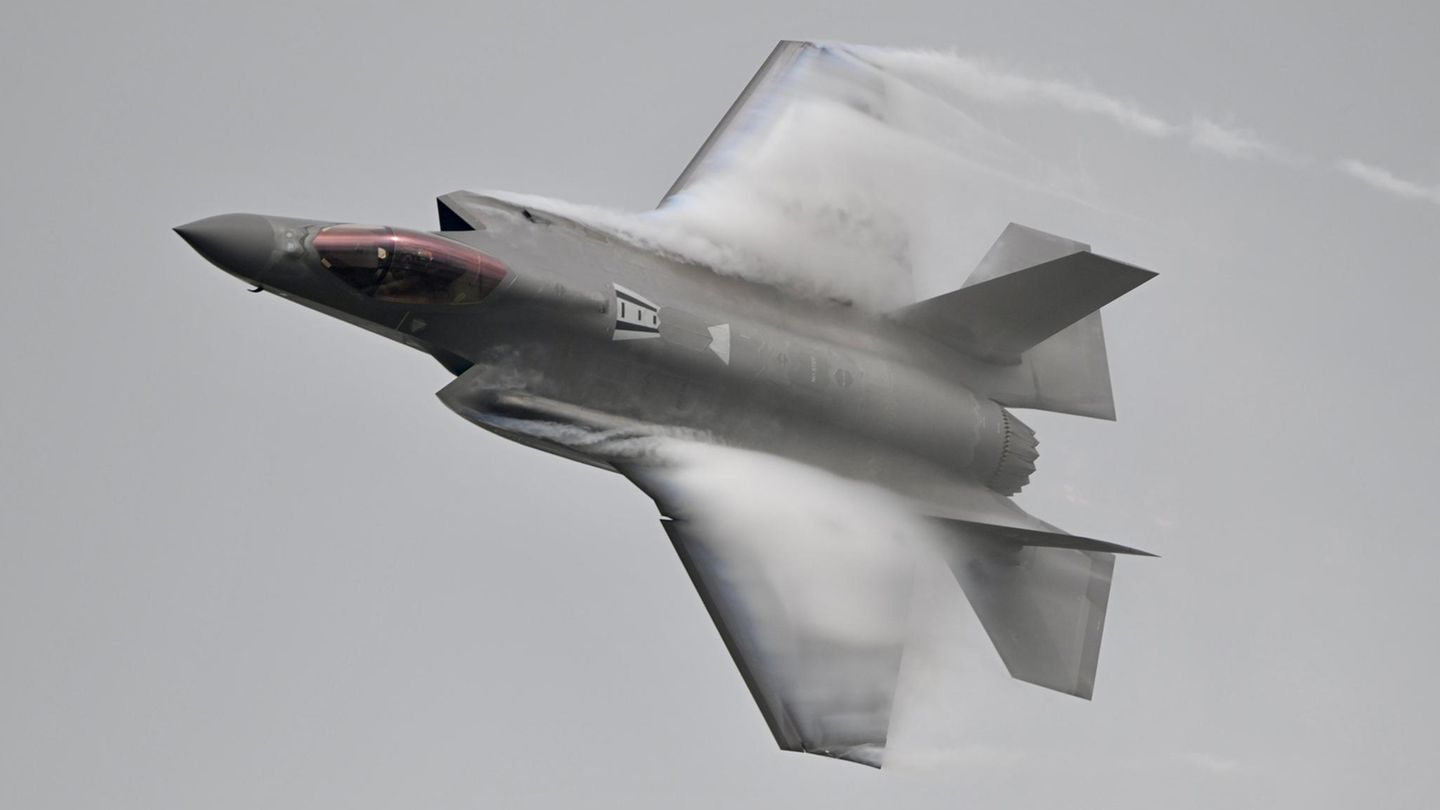 Ein Kampfjet der Luftwaffe von Thailand bei einer Flugshow