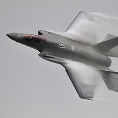 Ein Kampfjet der Luftwaffe von Thailand bei einer Flugshow