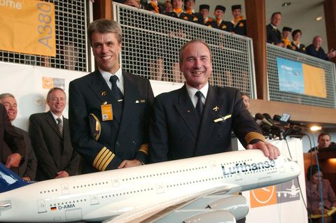 Der ehemalige Lufthansa-Chefpilot Jürgen Raps (rechts im Bild) im Jahr 2007