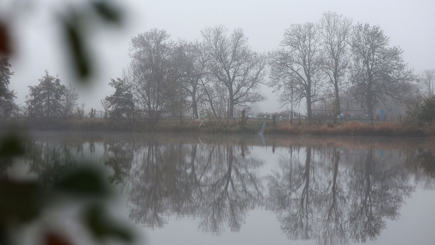 Ein Tiefdruckgebiet sorgt in Rheinland-Pfalz und im Saarland für Regen und Nebel. (Symbolbild) Foto: Matthias Bein/dpa