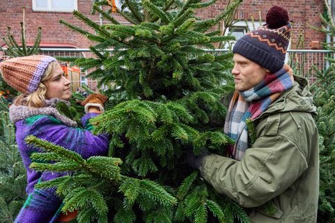 Nora (Morgane Ferru) und Bent (Anton Spieker) müssen in "Weihnachtsüberraschungen" über ihren Schatten springen, um das Fest der Liebe zu retten.