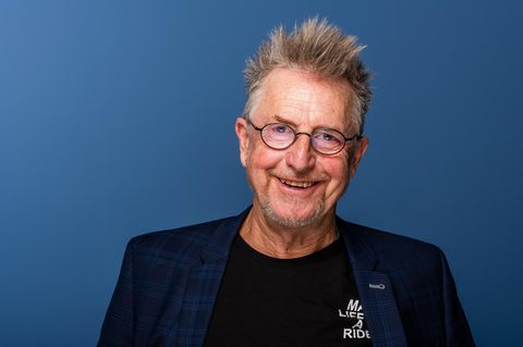 Martin Semmelrogge wird 70 Jahre alt. Hier lacht er in die Kamera.
