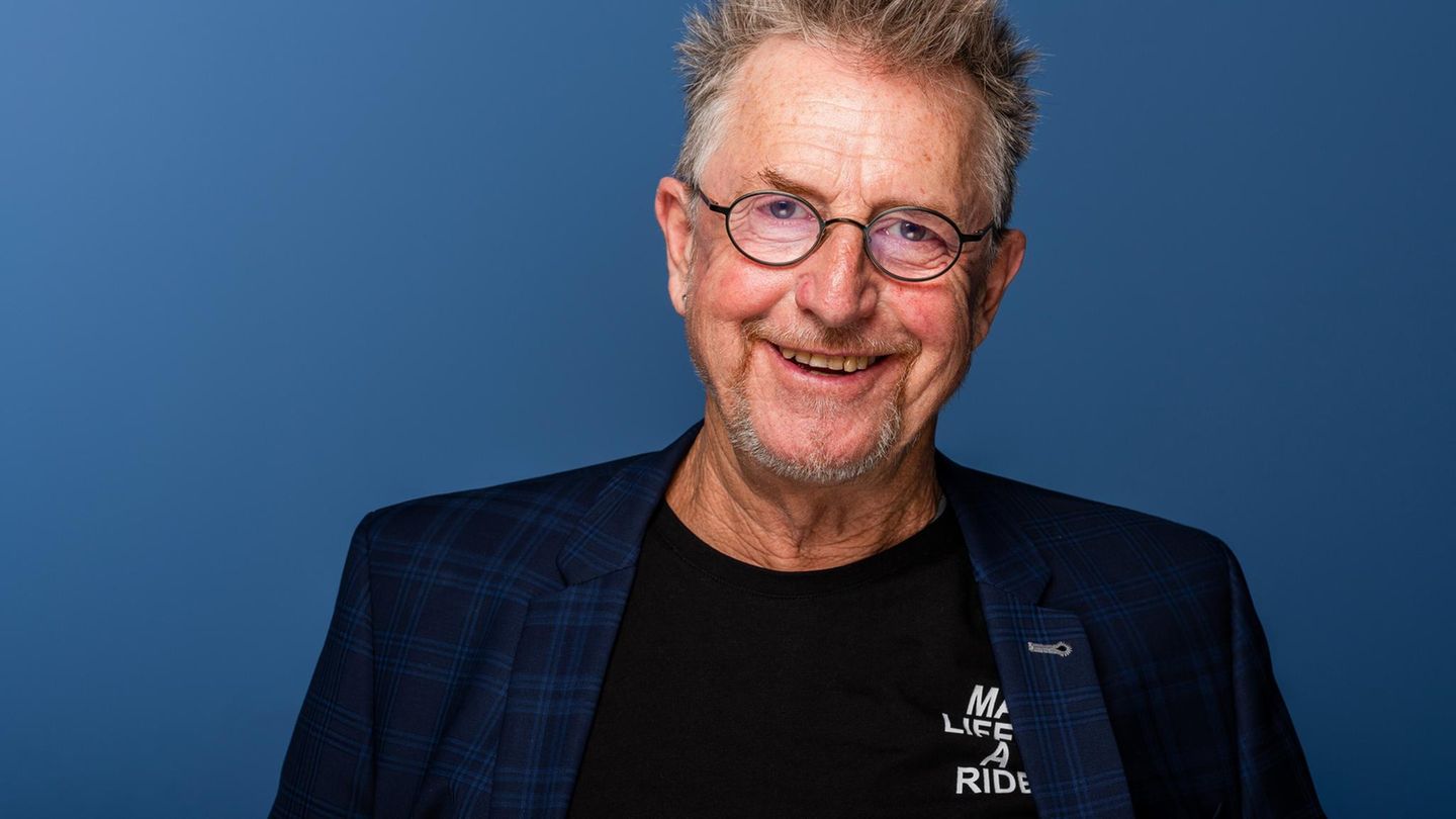 Martin Semmelrogge wird 70 Jahre alt. Hier lacht er in die Kamera.