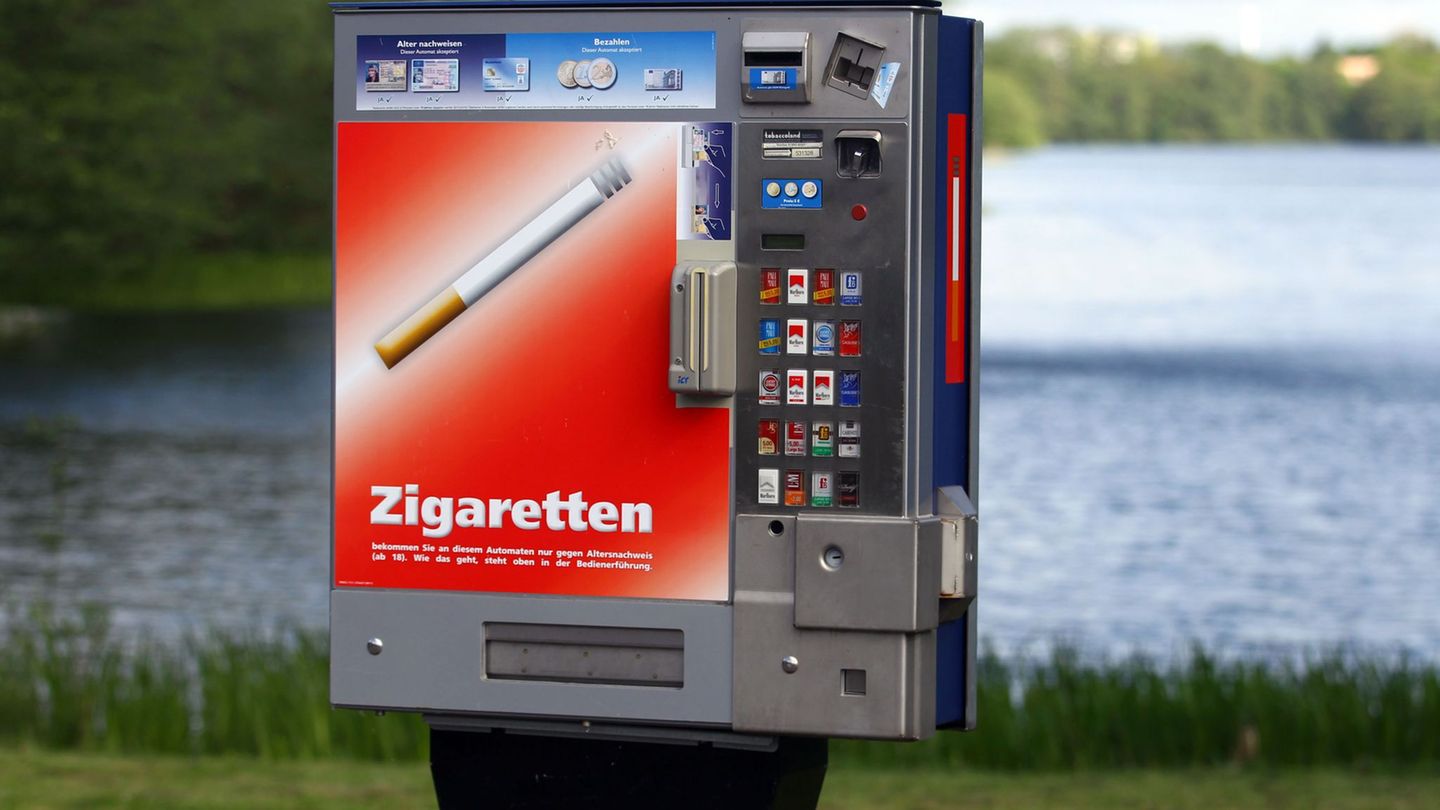 Nach der Sprengung eines Zigarettenautomaten in Erfurt sind zwei mutmaßliche Täter gefasst worden (Symbolbild). Foto: Jens Büttn