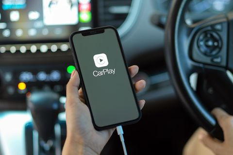 Handhalten Smartphone mit CarPlay-Anwendung