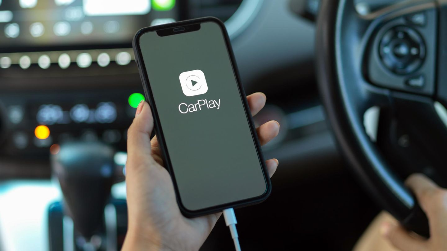Handhalten Smartphone mit CarPlay-Anwendung