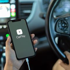 Handhalten Smartphone mit CarPlay-Anwendung