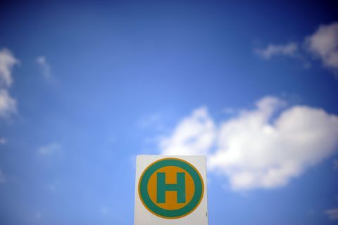 Eine neue App soll mit Angeboten wie Rufbussen oder Anruf-Sammeltaxis besonders in ländlichen Regionen die Mobilität in NRW verb