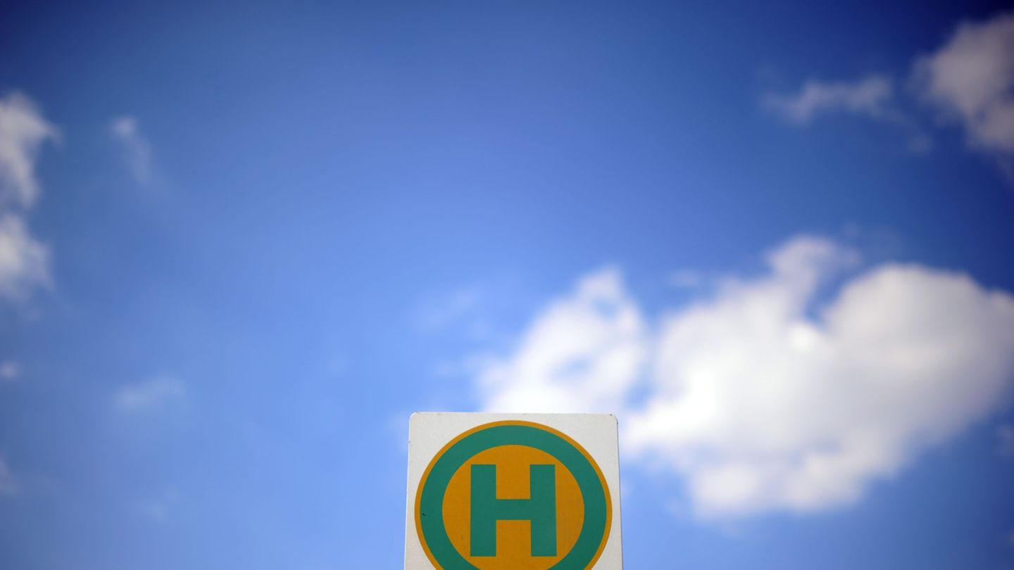 Eine neue App soll mit Angeboten wie Rufbussen oder Anruf-Sammeltaxis besonders in ländlichen Regionen die Mobilität in NRW verb