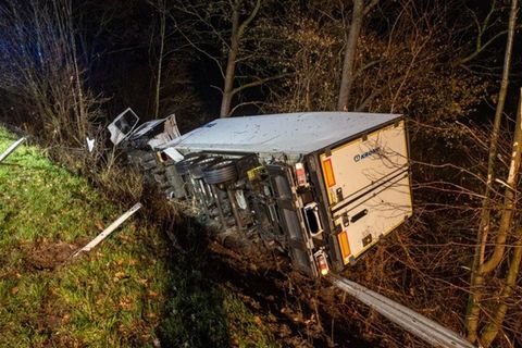 Wegen eines Verkehrsunfalls ist die A2 zwischen Porta Westfalica und dem Kreuz Bad Oeynhausen in Richtung Dortmund gesperrt. Fot