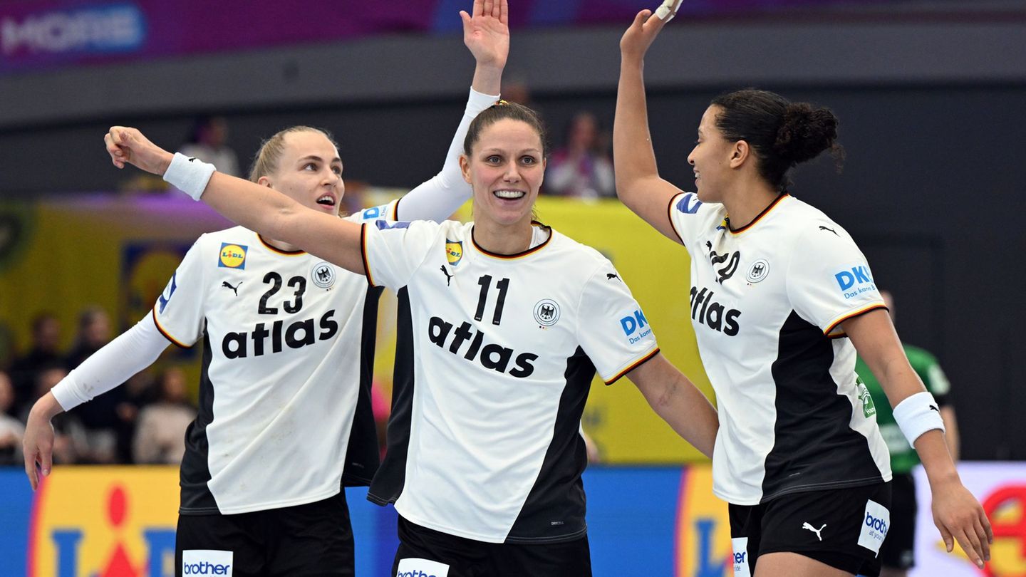 Xenia Smits (m) gehört zu den Führungsspielerinnen im DHB-Team. Foto: Federico Gambarini/dpa