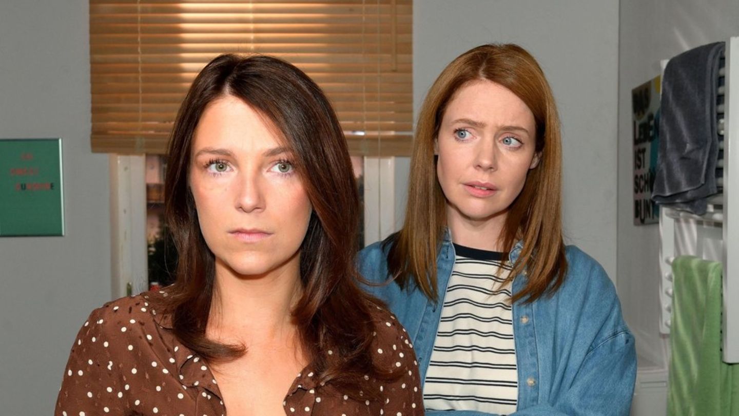 "Unter uns": Lilly (l.) kann nur mit Mühe ihren angeschlagenen Gemütszustand vor Toni verbergen.