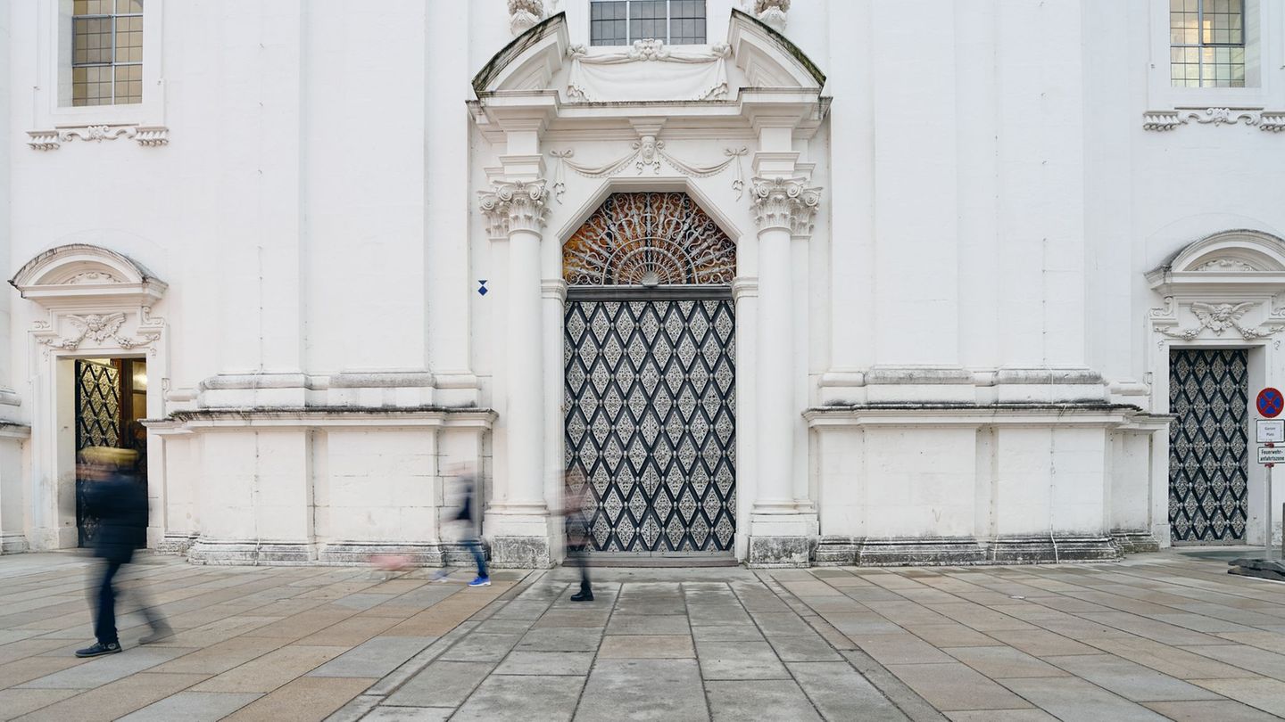 In Passau wird die Missbrauchsstudie vorgestellt. (Symbolbild) Foto: Tobias C. Köhler/dpa