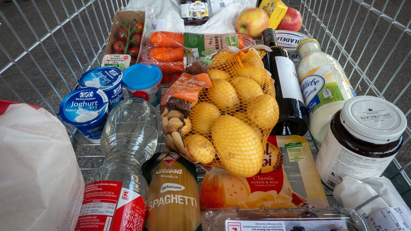 Vor Weihnachten ist der Einkaufswagen oft besonders gut gefüllt. Foto: Soeren Stache/dpa