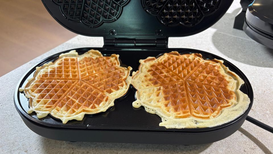 stern Waffeleisen Test: Gold-braune Waffel in einem Waffeleisen