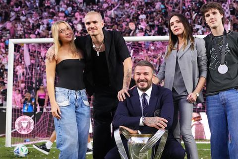 Der Beckham-Clan posierte nach dem Sieg von Inter Miami beim MLS-Cup in Fort Lauderdale glücklich mit dem Pokal auf dem Spielf
