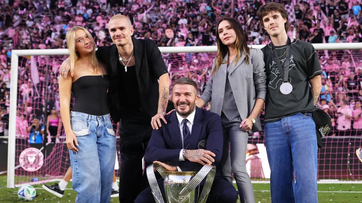 Der Beckham-Clan posierte nach dem Sieg von Inter Miami beim MLS-Cup in Fort Lauderdale glücklich mit dem Pokal auf dem Spielf