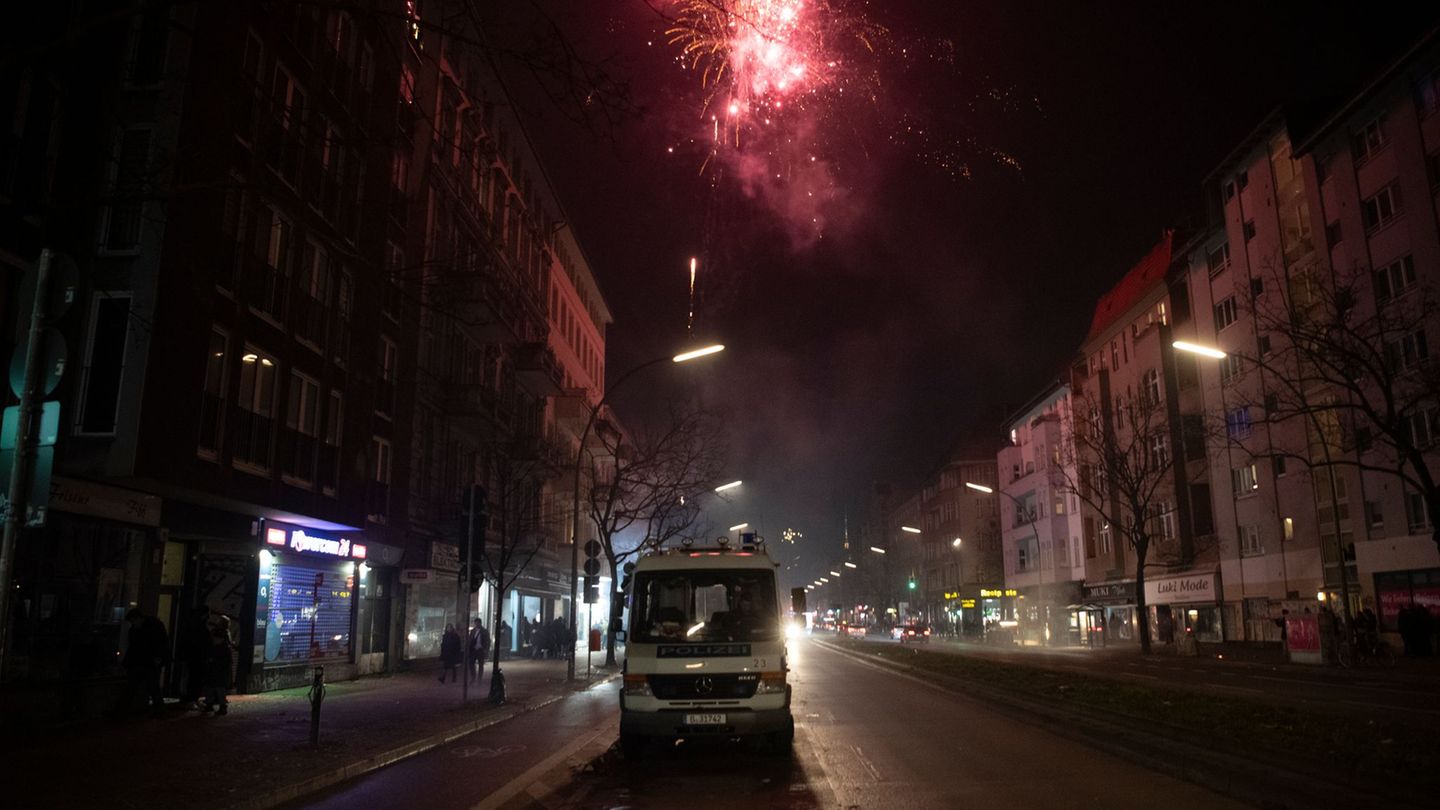 Böllern ist in Berliner Stadtteilen an Silvester erst ab 18.00 Uhr erlaubt. Foto: Paul Zinken/dpa