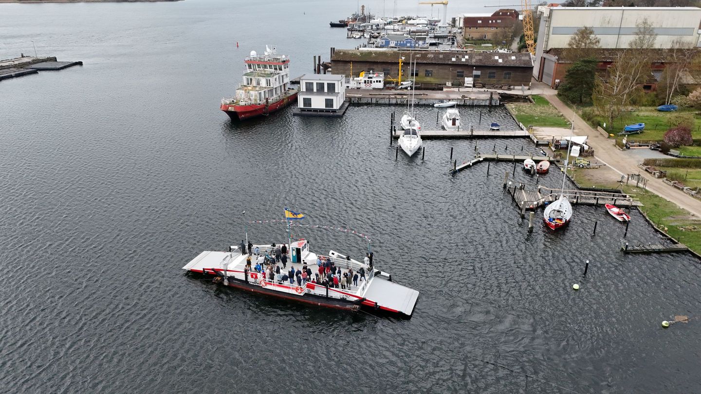 Nahe dem Fähranleger von Arnis ist ein angetrunkener Autofahrer über eine Slipanlage ins Wasser gefahren. (Archivbild) Foto: Mar