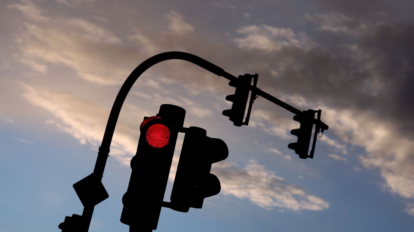 Der Mann stand mit seinem Fahrzeug an einer roten Ampel . (Symbolbild) Foto: Karl-Josef Hildenbrand/dpa