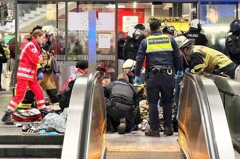 Rettungskräfte versorgten den 21-jährigen Syrer am Sonntagabend im Hauptbahnhof. Foto: Stephan Witte/KDF-TV & Picture/dpa