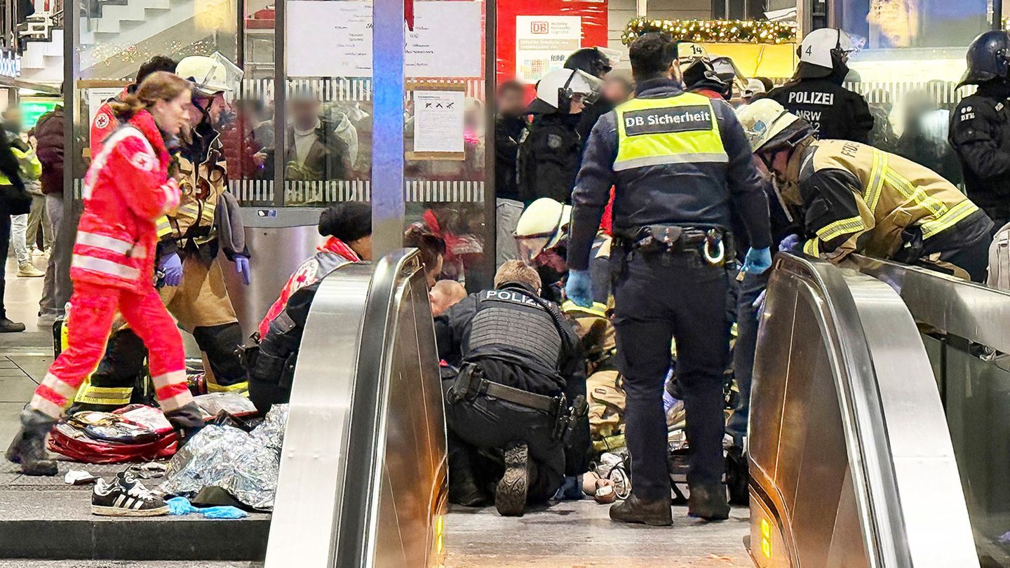 Rettungskräfte versorgten den 21-jährigen Syrer am Sonntagabend im Hauptbahnhof. Foto: Stephan Witte/KDF-TV & Picture/dpa