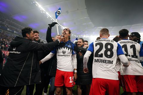 Yussuf Poulsen und seine Teamkollegen vom Hamburger SV jubeln nach dem Siegtor zum 3:2 gegen Werder Bremen. Foto: Marcus Brandt/