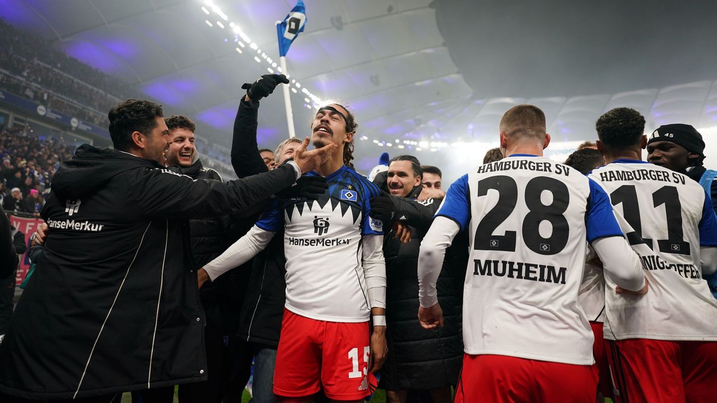 Yussuf Poulsen und seine Teamkollegen vom Hamburger SV jubeln nach dem Siegtor zum 3:2 gegen Werder Bremen. Foto: Marcus Brandt/