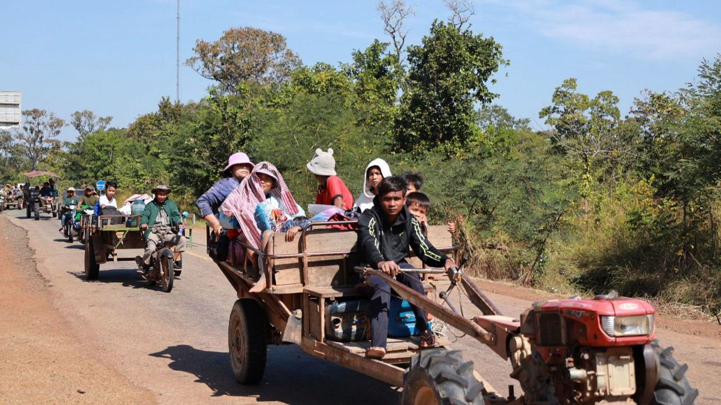 Vor der neuerlichen Gewalteskalation fliehen die Anwohner im Grenzgebiet von Thailand und Kambodscha – mitunter auch auf Traktor