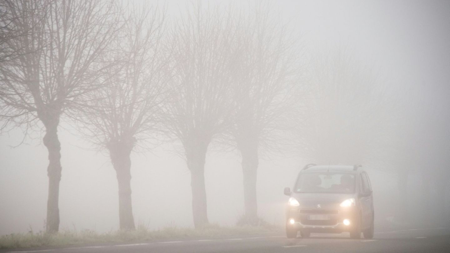 Auto im Nebel