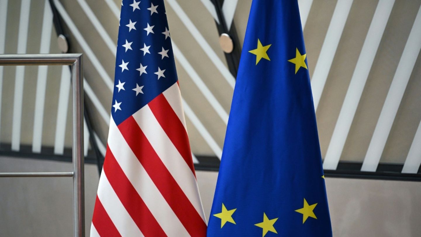 Fahnen der USA und der EU