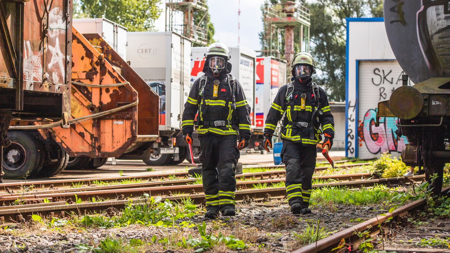 Zwei Mitglieder der Freiwillen Feuerwehr in Hamburg in voller Montur