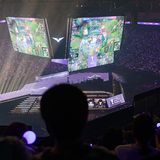 Große Halle mit gewaltigen Monitoren bei einer eSport-Veranstaltung