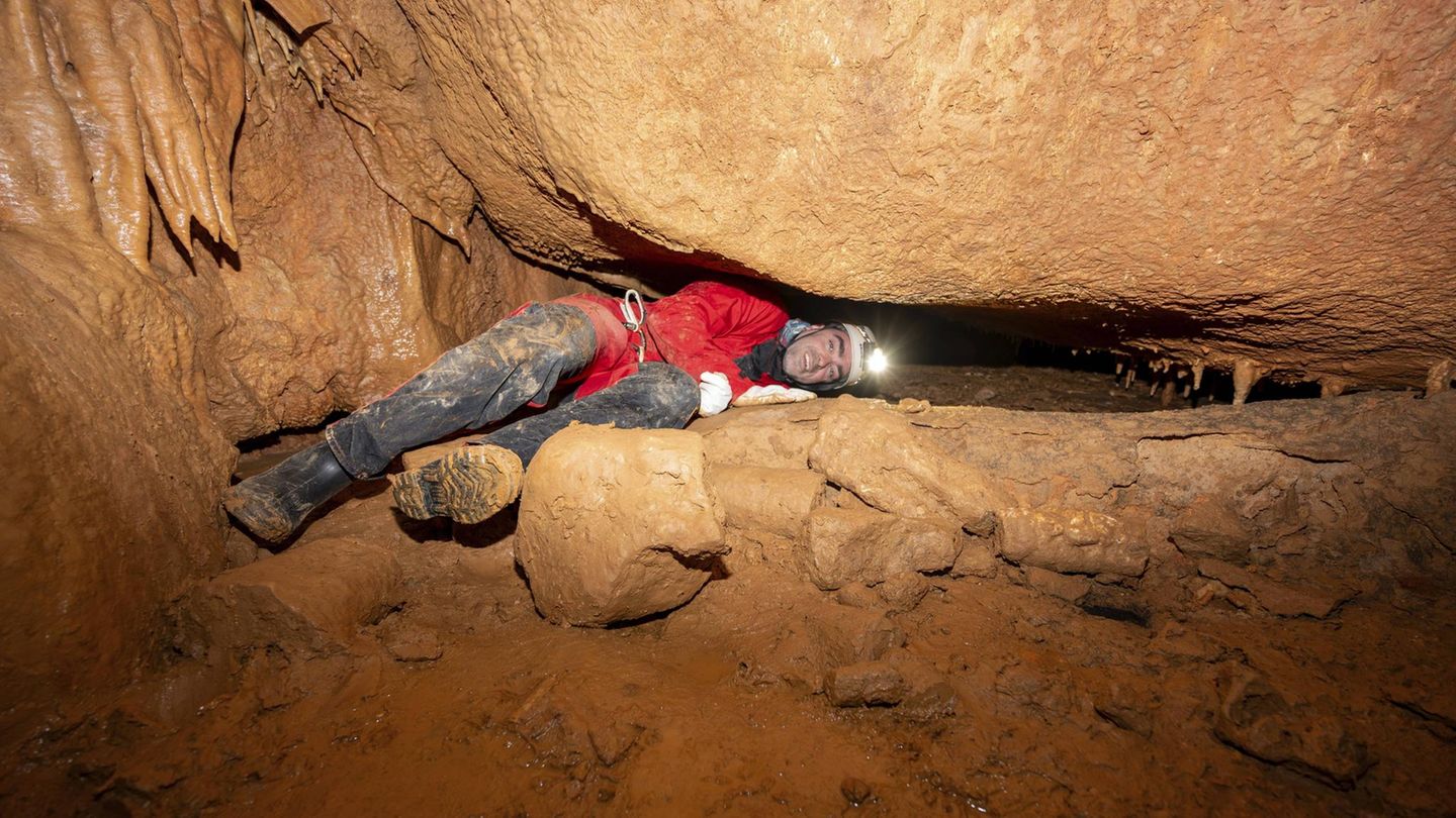 Knallhart: Ehrenamtlicher Höhlenretter auf der Schwäbischen Alb  Das Wort ist irreführend: Hier werden nicht Höhlen gerettet, sondern Menschen aus Höhlen. Das Einsatzgebiet der Malteser Höhlenrettung sind die zahlreichen Karsthöhlen auf der Schwäbischen Alb – stockdunkel, kalt und mit 100 Prozent Luftfeuchtigkeit. Die ehrenamtlichen Helfer müssen körperlich topfit sein, über einen guten Orientierungssinn verfügen, dürfen nicht unter Platzangst leiden und müssen Erste Hilfe leisten können. Gesucht werden zudem Taucher, Handwerker und Mechaniker. Oft müssen Seilzugsysteme zur Rettung Verletzter aufgebaut, Kommunikationsleitungen gelegt und unter Wasser stehende Abschnitte durchtaucht werden