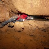 Knallhart: Ehrenamtlicher Höhlenretter auf der Schwäbischen Alb  Das Wort ist irreführend: Hier werden nicht Höhlen gerettet, sondern Menschen aus Höhlen. Das Einsatzgebiet der Malteser Höhlenrettung sind die zahlreichen Karsthöhlen auf der Schwäbischen Alb – stockdunkel, kalt und mit 100 Prozent Luftfeuchtigkeit. Die ehrenamtlichen Helfer müssen körperlich topfit sein, über einen guten Orientierungssinn verfügen, dürfen nicht unter Platzangst leiden und müssen Erste Hilfe leisten können. Gesucht werden zudem Taucher, Handwerker und Mechaniker. Oft müssen Seilzugsysteme zur Rettung Verletzter aufgebaut, Kommunikationsleitungen gelegt und unter Wasser stehende Abschnitte durchtaucht werden