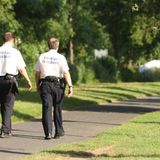 Zwei Freiwillige Polizisten auf Fußstreife