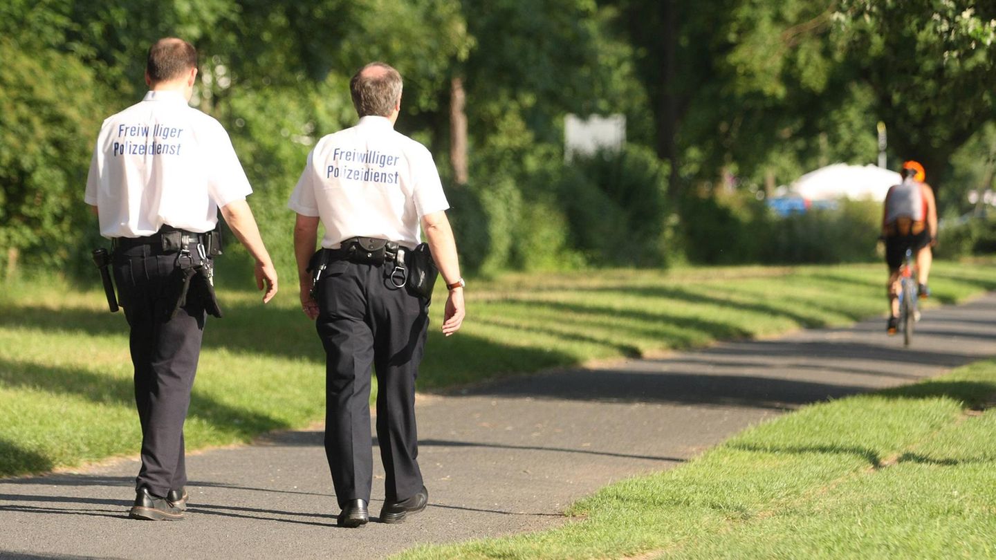 Zwei Freiwillige Polizisten auf Fußstreife