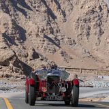 Oldtimer auf der Straße zwischen den Bergen