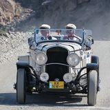 Oldtimer auf einer Fahrbahn